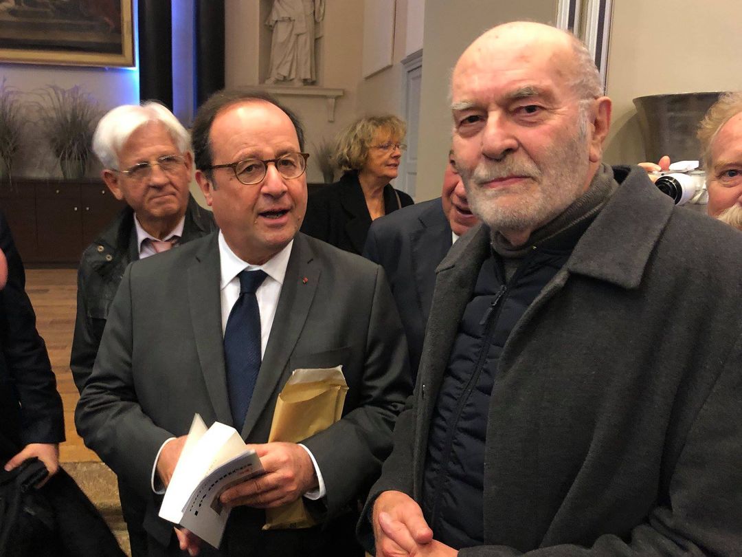 Le Président François Hollande reçoit le livre de Robert Pico Le Président François Hollande reçoit le livre de Robert Pico
